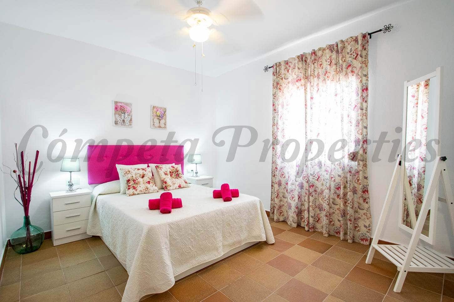   4 soveværelse   ferieFinca/Landehus i Torrox   med   swimmingpool  garage  - € 1.570 (Ref: 10076047)