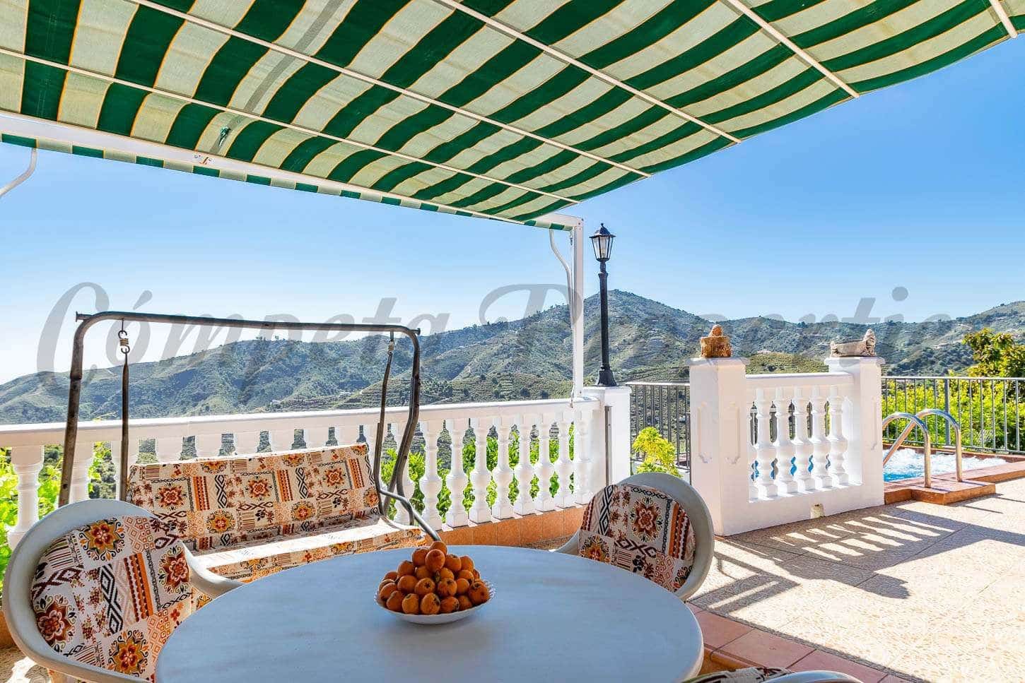   4 soveværelse   ferieFinca/Landehus i Torrox   med   swimmingpool  garage  - € 1.570 (Ref: 10076047)