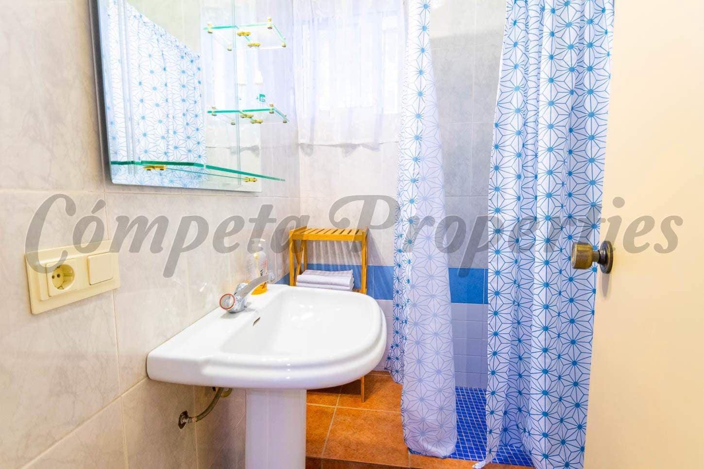   4 soveværelse   ferieFinca/Landehus i Torrox   med   swimmingpool  garage  - € 1.570 (Ref: 10076047)