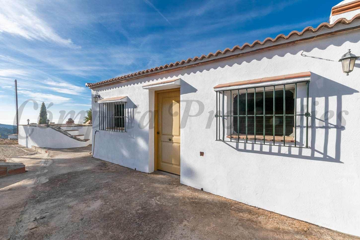 2 slaapkamer Finca/Landhuis te koop in Archez met zwembad garage - € 180.000 (Ref: 10076063)