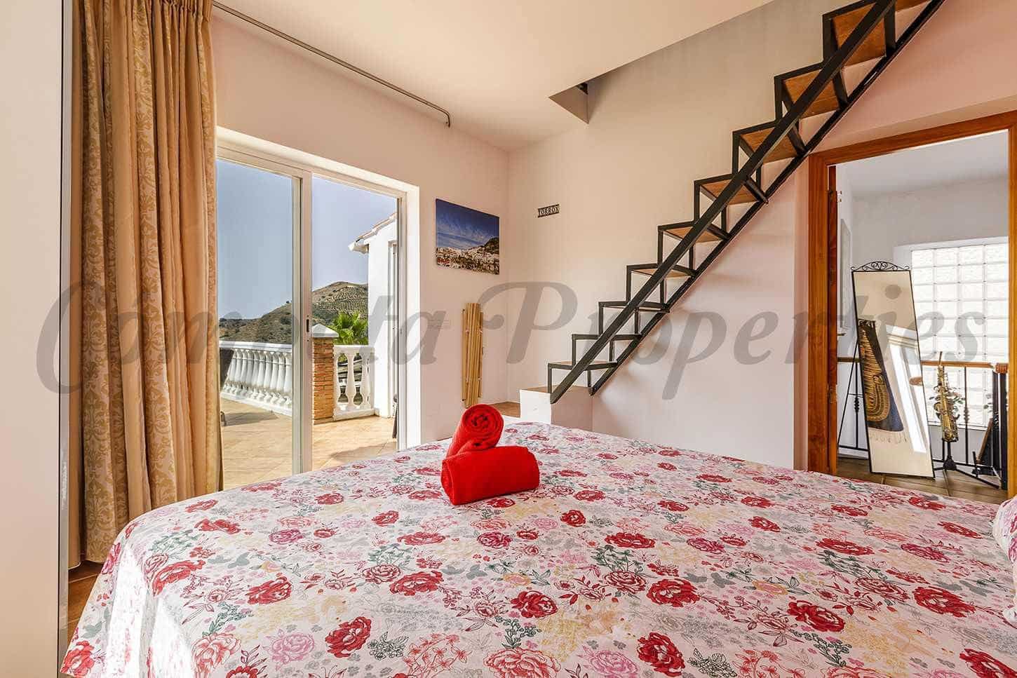 6 Zimmer Finca/Landgut zu verkaufen in Sayalonga mit Pool Garage - 699.000 € (Ref: 10076133)