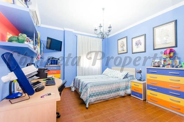 5 sypialnia Finka/Dom wiejski na sprzedaż w Sayalonga z basenem garażem - 577 500 € (Ref: 10076198)