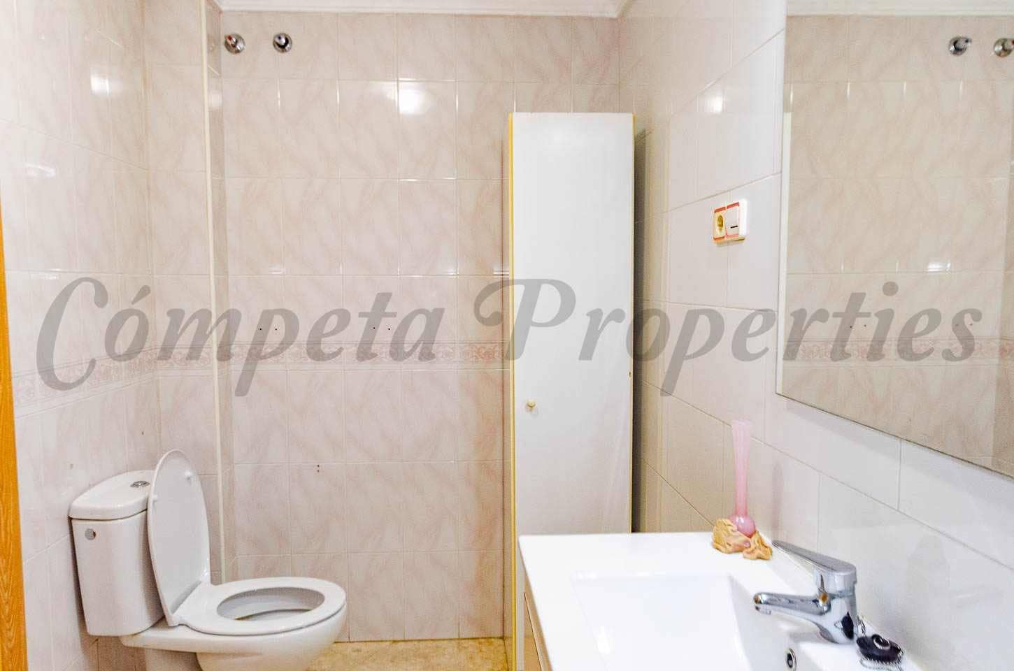 4 bedroom Apartment for sale in Competa - € 179,000 (Ref: 10076208)