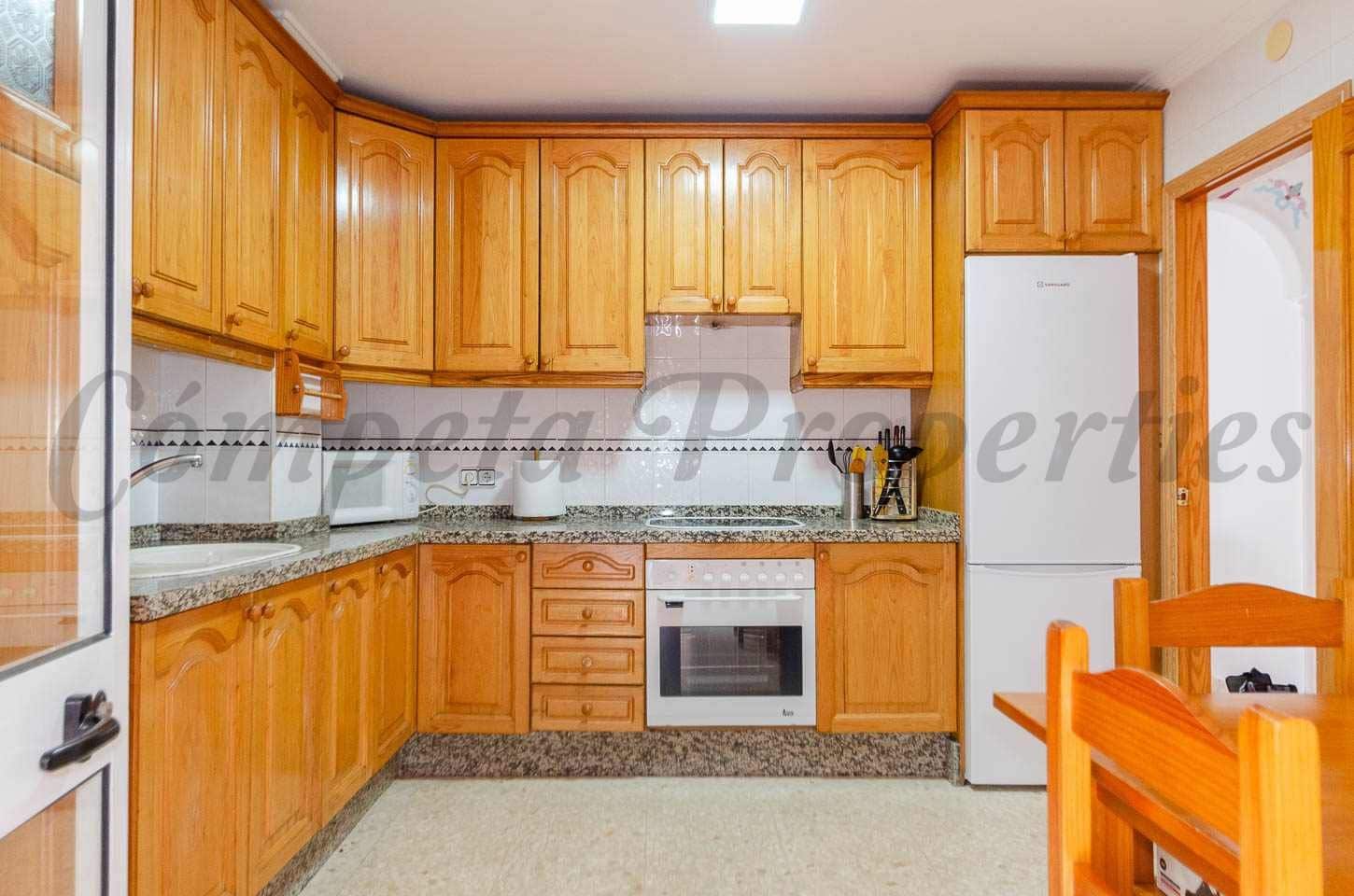 4 bedroom Apartment for sale in Competa - € 179,000 (Ref: 10076208)