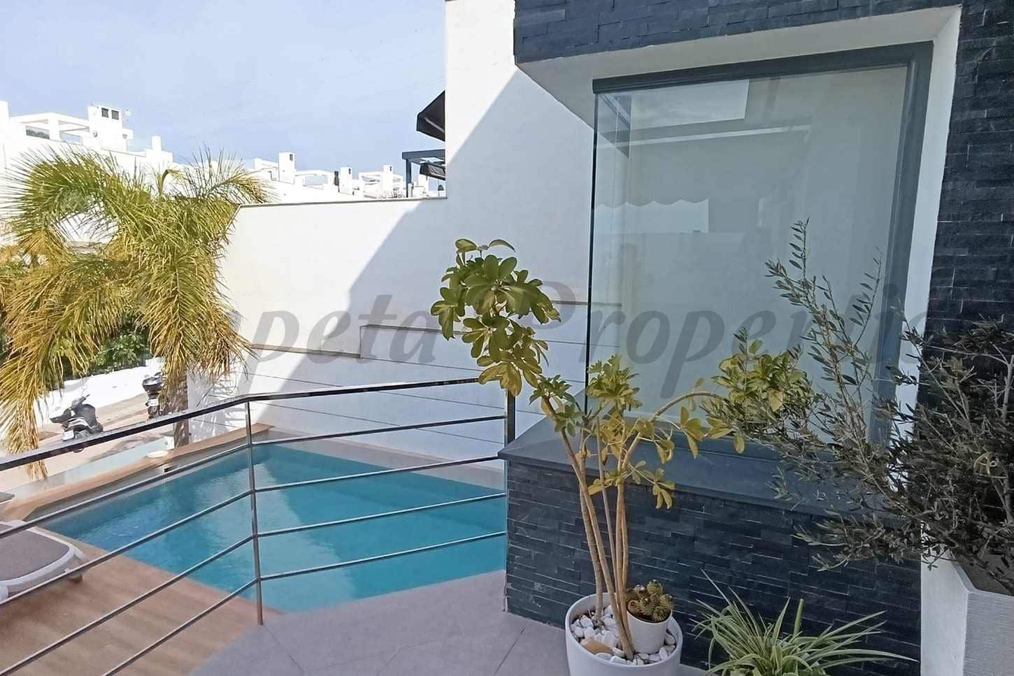 4 quarto Casa em Banda para venda em Nerja com piscina garagem - 780 000 € (Ref: 10076259)