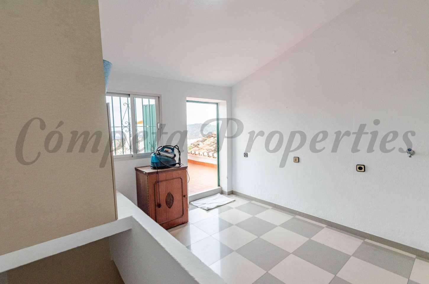 5 bedroom Townhouse for sale in Canillas de Albaida - € 169,000 (Ref: 10076281)
