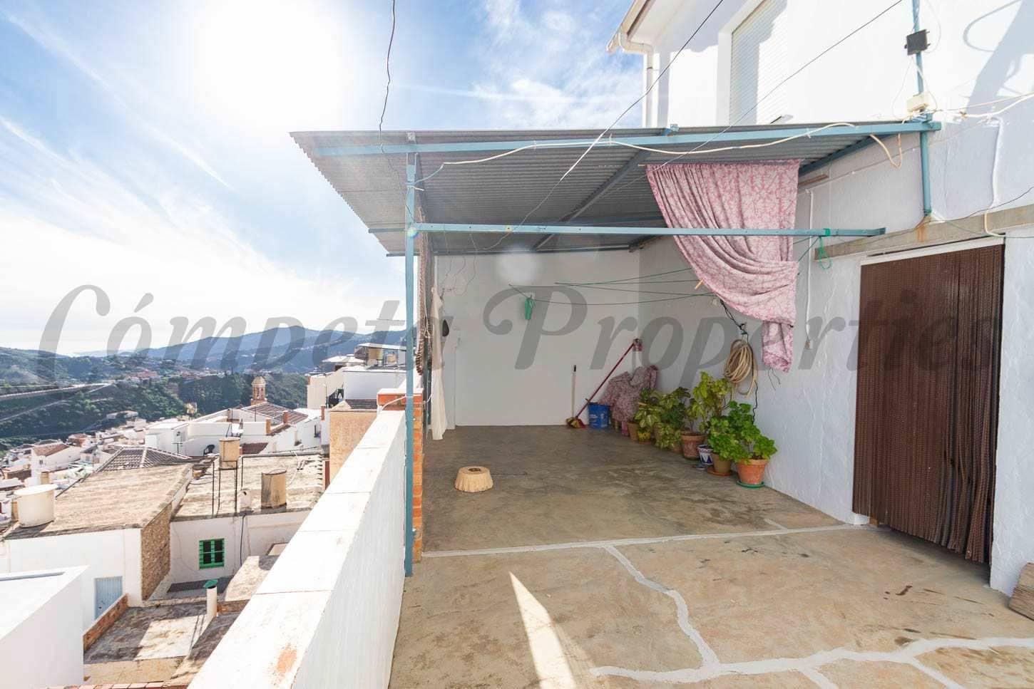 5 bedroom Townhouse for sale in Competa with garage - € 168,000 (Ref: 10076289)