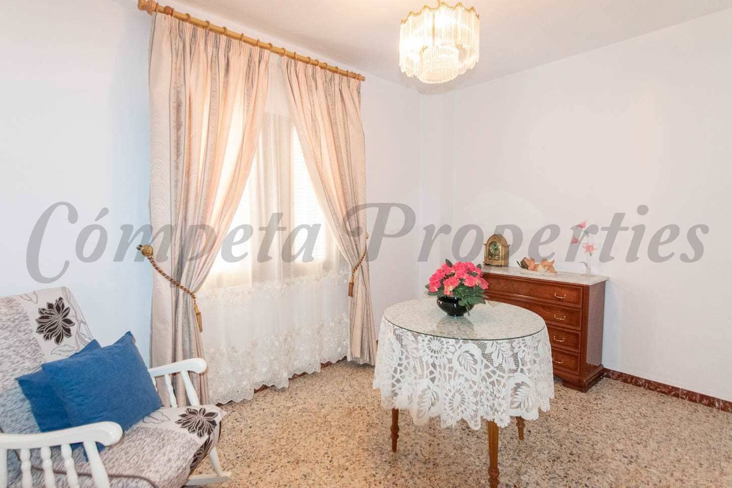 5 bedroom Townhouse for sale in Competa with garage - € 168,000 (Ref: 10076289)