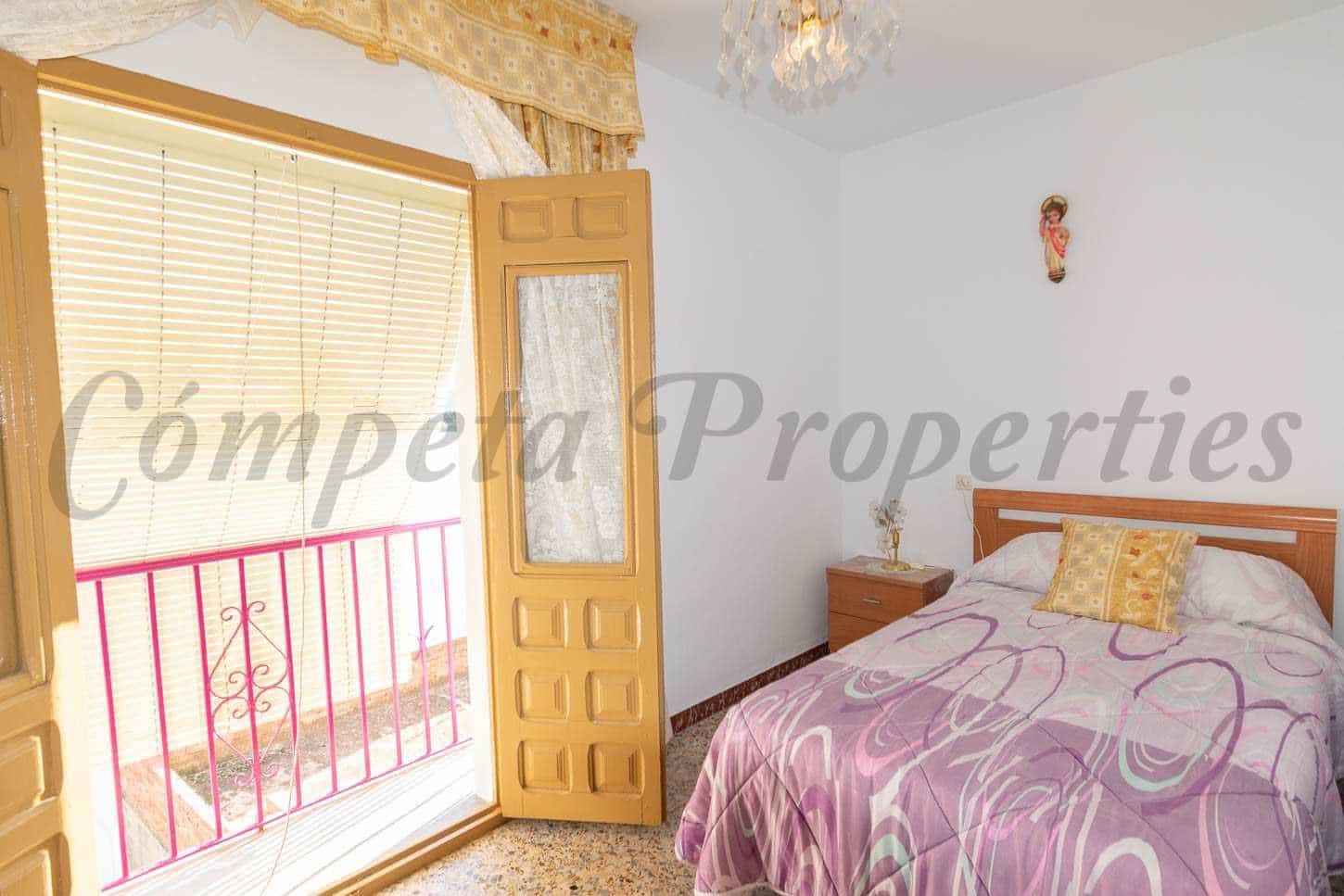 5 bedroom Townhouse for sale in Competa with garage - € 168,000 (Ref: 10076289)