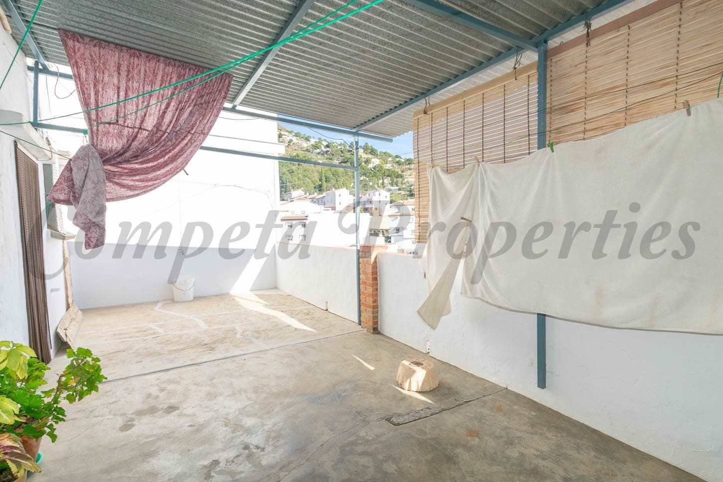5 bedroom Townhouse for sale in Competa with garage - € 168,000 (Ref: 10076289)