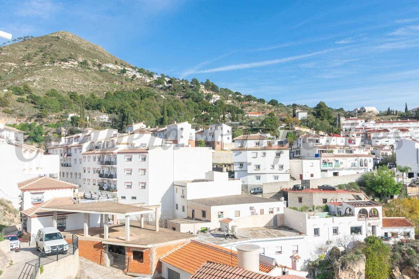 5 bedroom Townhouse for sale in Competa with garage - € 168,000 (Ref: 10076289)