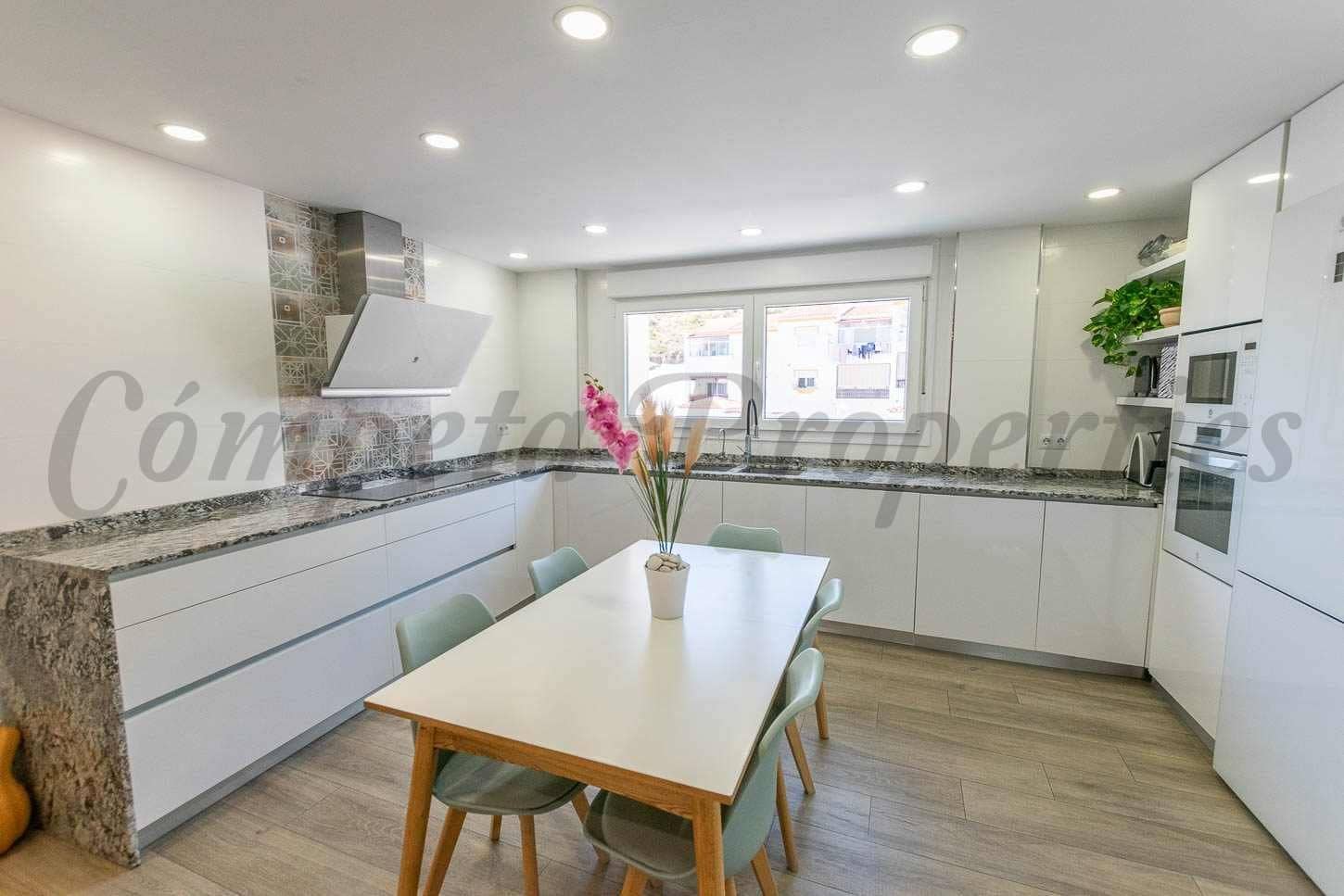 4 makuuhuone Omakotitalo myytävänä paikassa Competa - 445 000 € (Ref: 10076337)