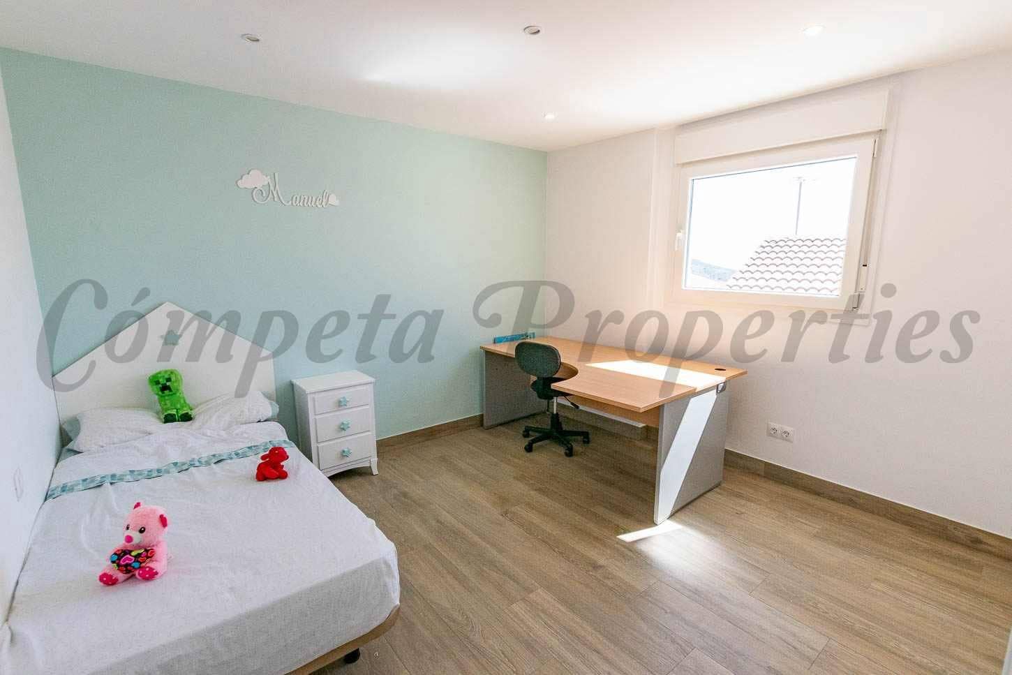 4 makuuhuone Omakotitalo myytävänä paikassa Competa - 445 000 € (Ref: 10076337)