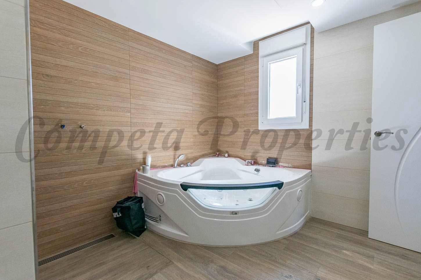 4 makuuhuone Omakotitalo myytävänä paikassa Competa - 445 000 € (Ref: 10076337)