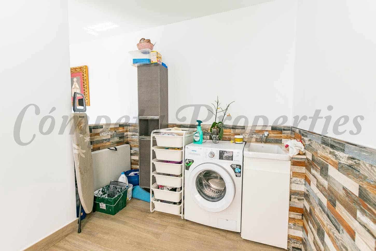 4 makuuhuone Omakotitalo myytävänä paikassa Competa - 445 000 € (Ref: 10076337)