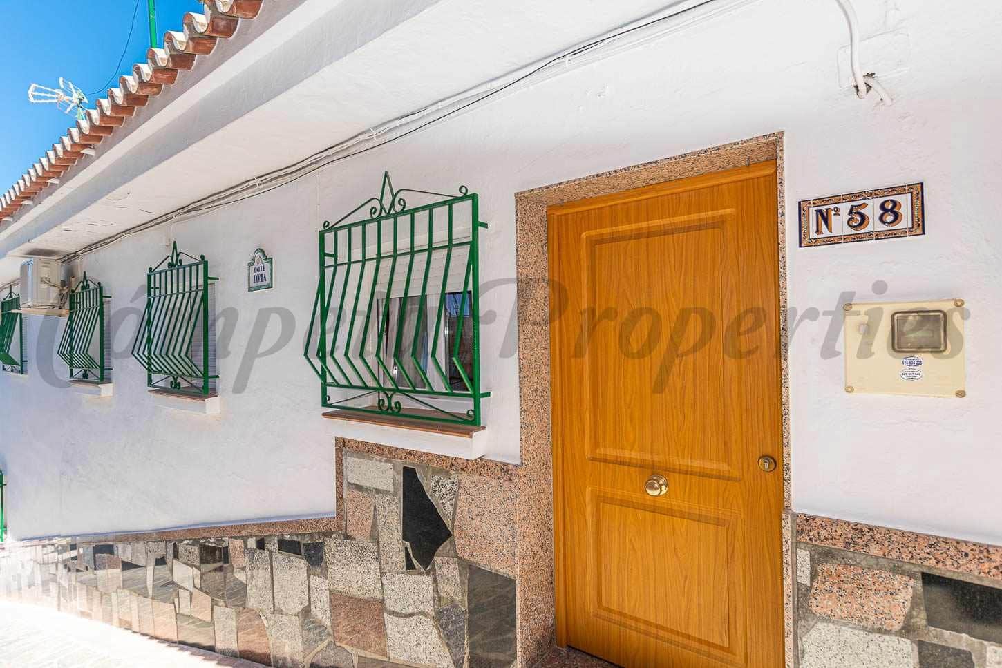 4 Zimmer Haus zu vermieten in Sayalonga - 950 € (Ref: 10076363)