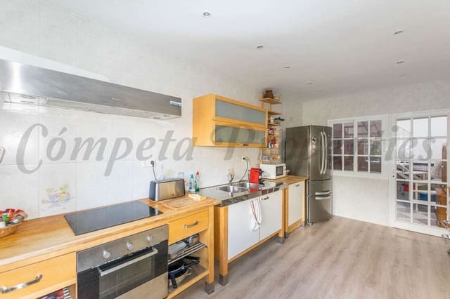Casa de 4 habitaciones en Cómpeta en venta - 365.000 € (Ref: 10076370)