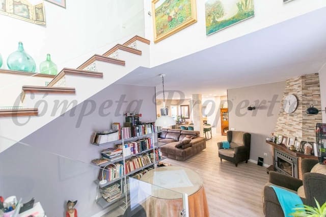 Casa de 4 habitaciones en Cómpeta en venta - 365.000 € (Ref: 10076370)