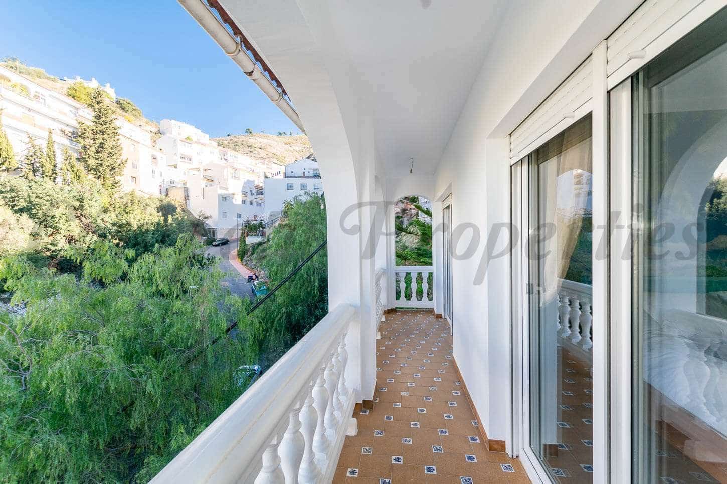 Casa de 4 habitaciones en Cómpeta en venta - 365.000 € (Ref: 10076370)
