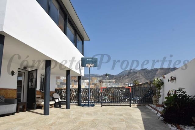 3 chambre Villa/Maison à vendre à Avda Pescia - Ctra de Frigiliana, Nerja avec piscine garage - 630 000 € (Ref: 10076394)