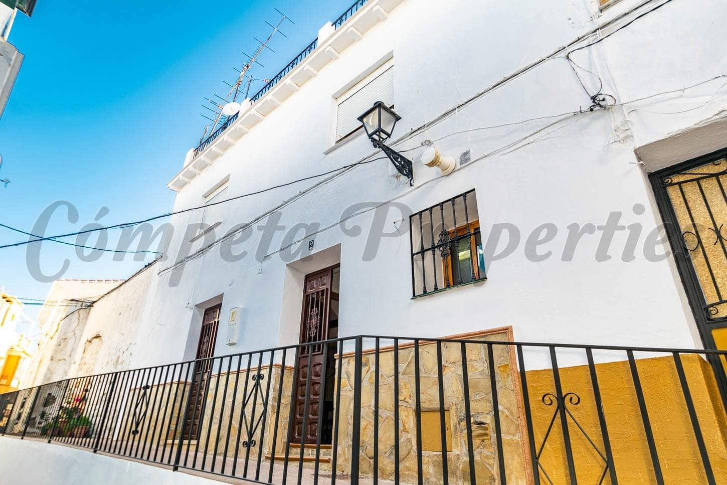 Casa de 3 habitaciones en Torrox en venta - 190.000 € (Ref: 10076403)