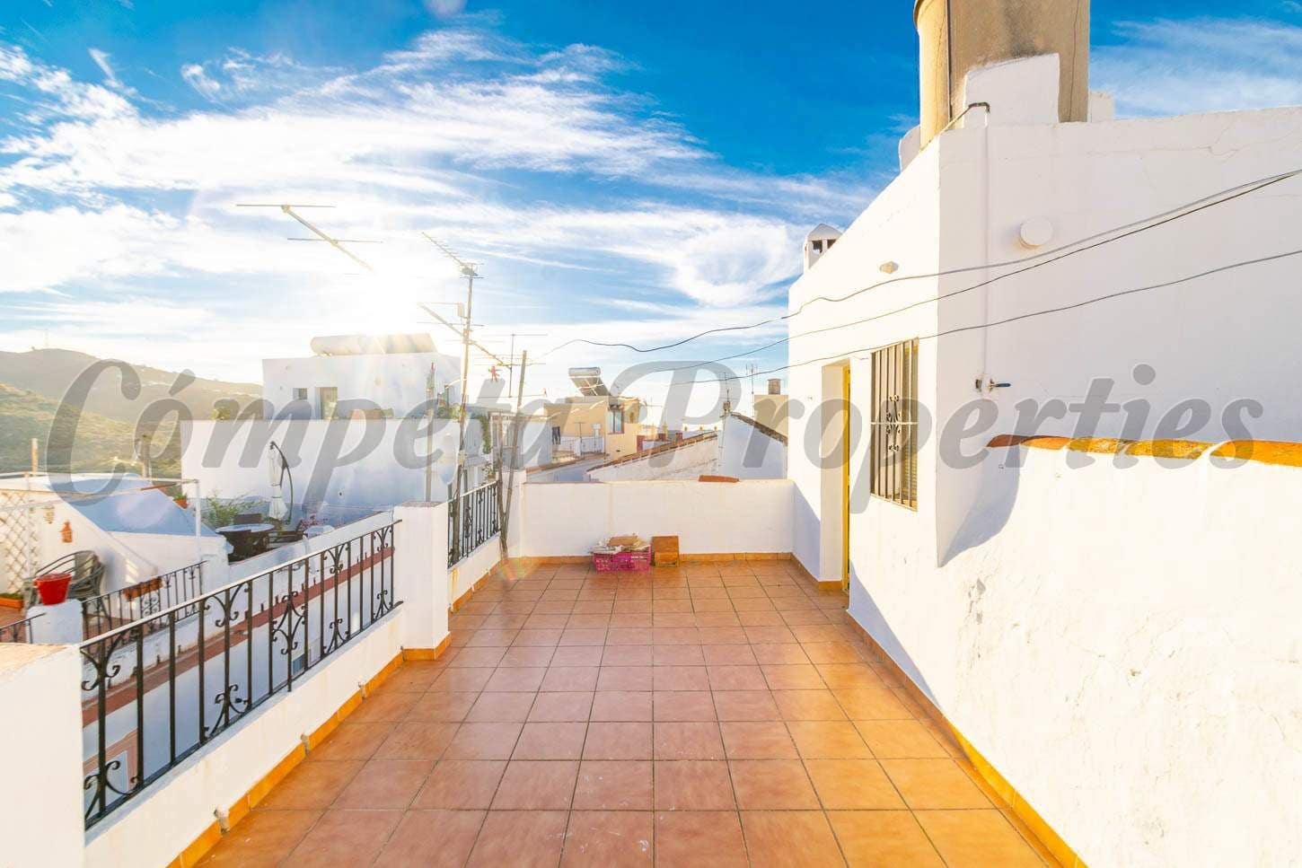 Casa de 3 habitaciones en Torrox en venta - 190.000 € (Ref: 10076403)