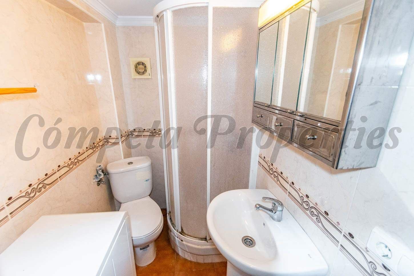 Casa de 3 habitaciones en Torrox en venta - 190.000 € (Ref: 10076403)