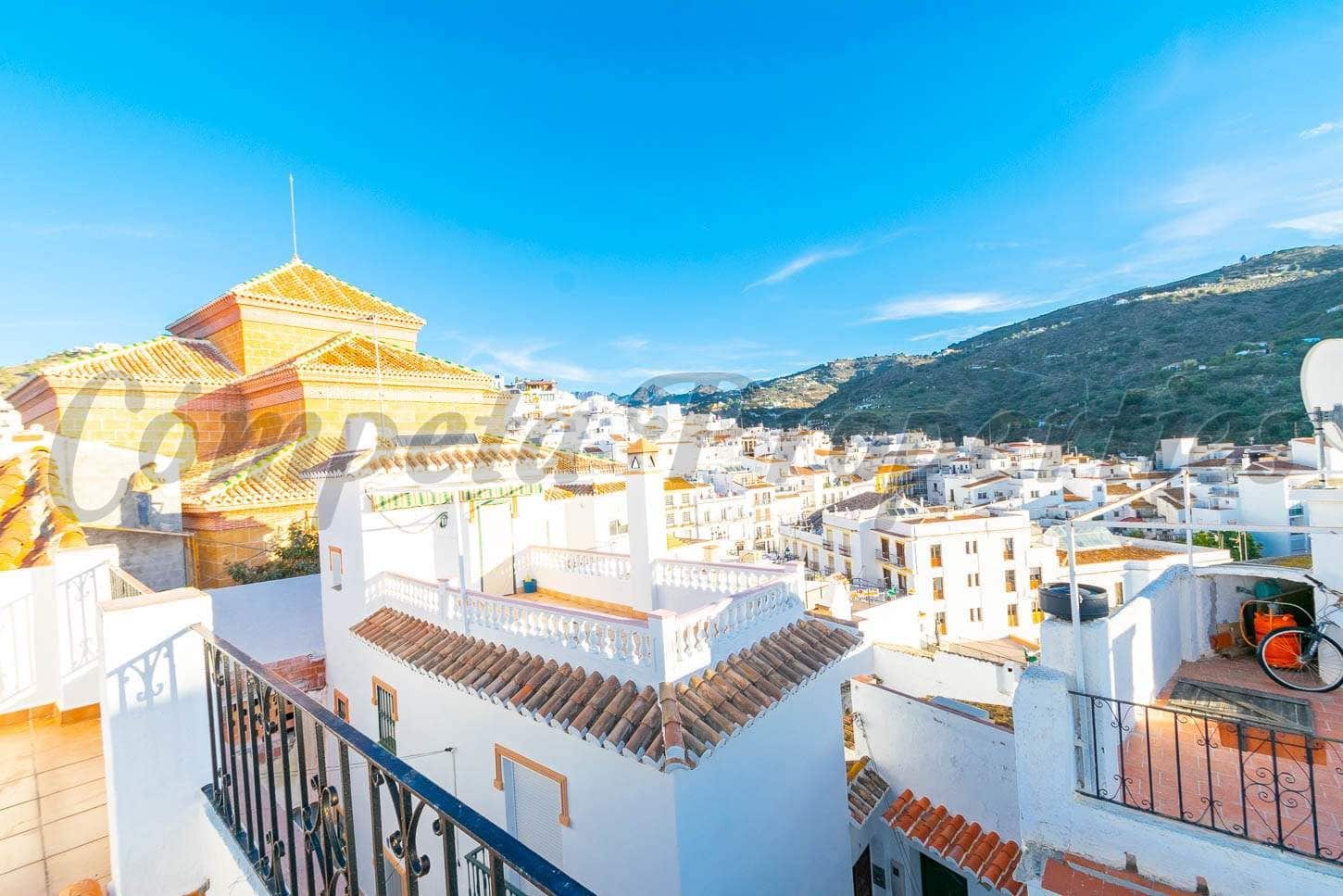 Casa de 3 habitaciones en Torrox en venta - 190.000 € (Ref: 10076403)