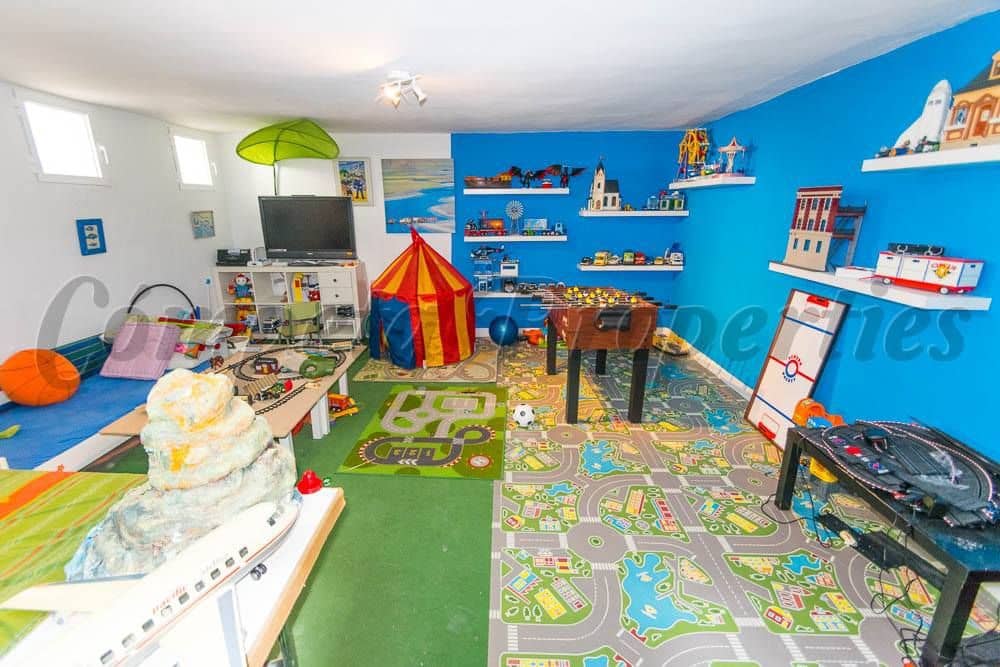Adosado de 4 habitaciones en Torrox en venta con piscina garaje - 450.000 € (Ref: 10076408)