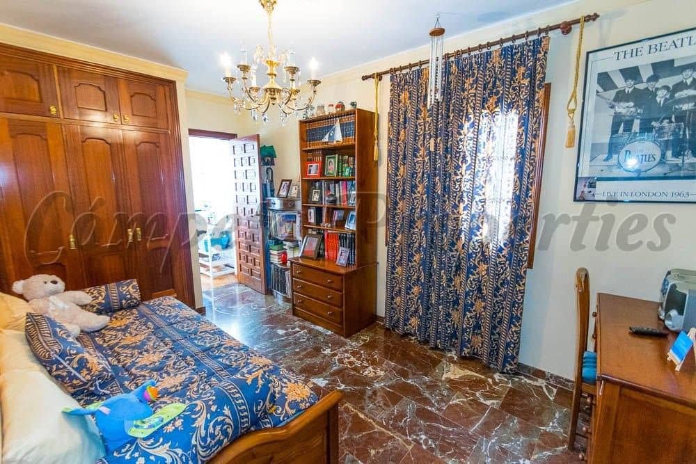Adosado de 4 habitaciones en Torrox en venta con piscina garaje - 450.000 € (Ref: 10076408)