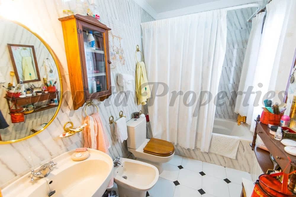 Adosado de 4 habitaciones en Torrox en venta con piscina garaje - 450.000 € (Ref: 10076408)