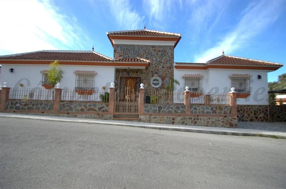 5 Zimmer Ferienhaus in Competa mit Pool Garage - 2.040 € (Ref: 10076420)