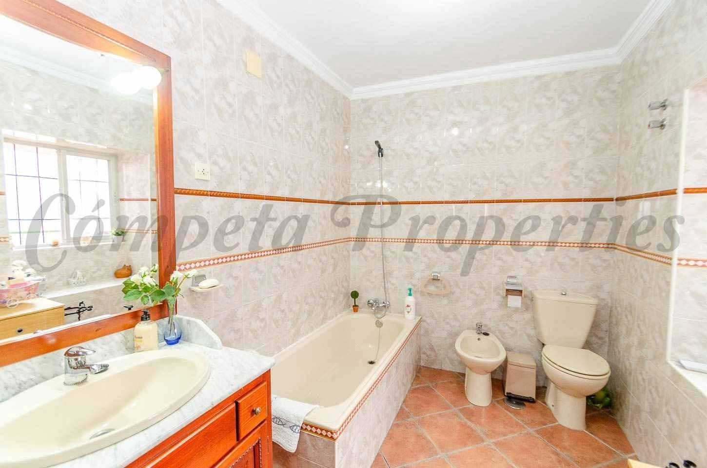 6 Zimmer Haus zu verkaufen in Archez - 275.000 € (Ref: 10086116)