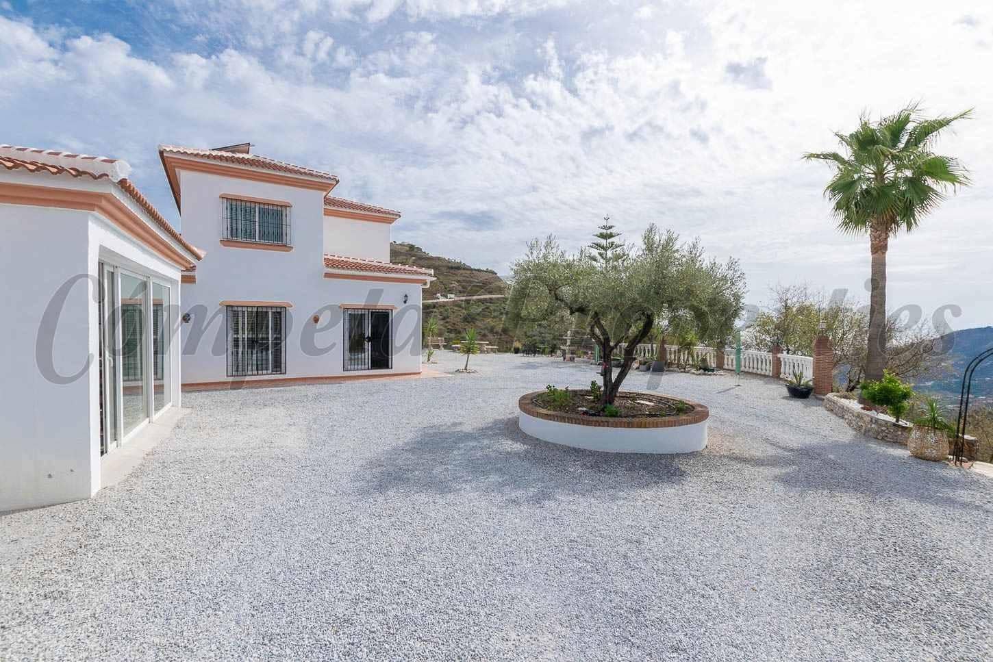 Finca/Casa Rural de 5 habitaciones en Cómpeta en venta con piscina - 790.000 € (Ref: 10136039)