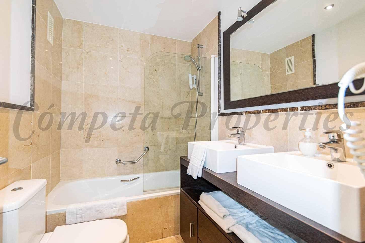 2 soveværelse Lejlighed til salg i Torrox-Costa med swimmingpool garage - € 410.000 (Ref: 10142598)