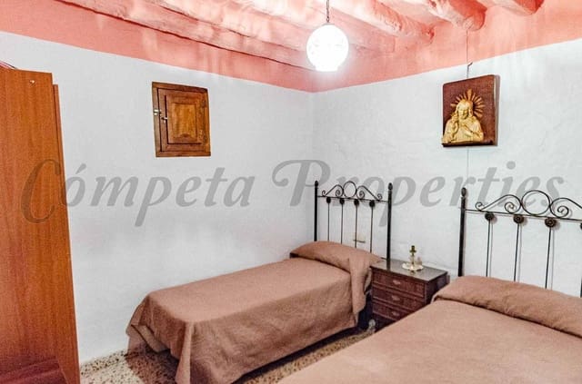 Casa de 6 habitaciones en Arenas en venta - 150.000 € (Ref: 10174626)