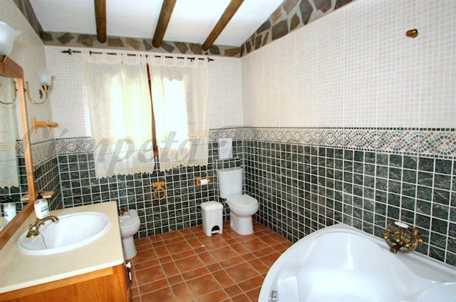 3 camera da letto Villa da affitare come casa vacanza in Sayalonga con piscina - 625 € (Rif: 2707642)