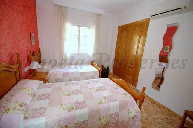 5 bedroom Townhouse for holiday rental in Cómpeta with pool garage - € 1,050 (Ref: 2857081)