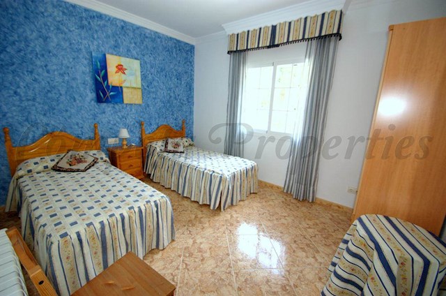 5 bedroom Townhouse for holiday rental in Cómpeta with pool garage - € 1,050 (Ref: 2857081)