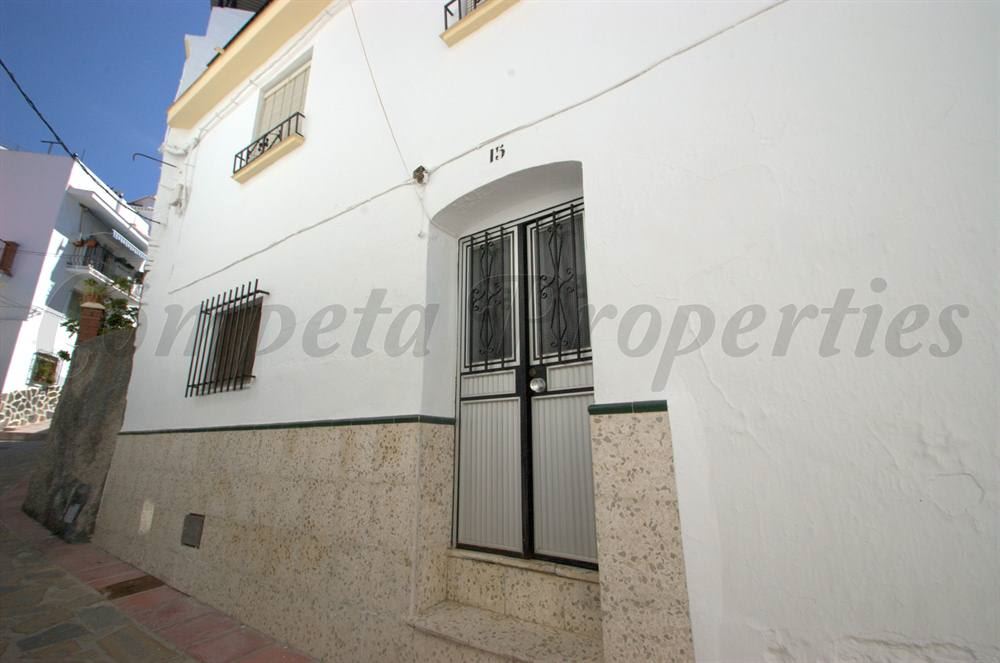 3 slaapkamer Huis te koop in Competa - € 89.000 (Ref: 3066021)