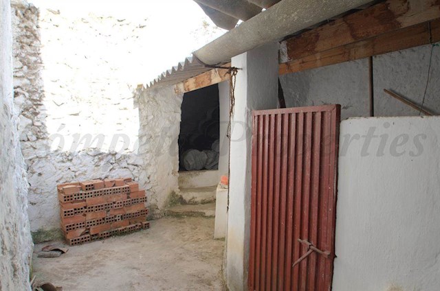 Huis te koop in Canillas de Albaida - € 43.000 (Ref: 3303249)