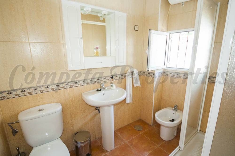 5 soveværelse Byhus til salg i Sayalonga - € 210.000 (Ref: 3485414)