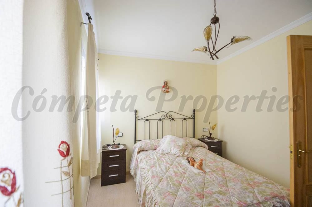 5 soveværelse Byhus til salg i Sayalonga - € 210.000 (Ref: 3485414)