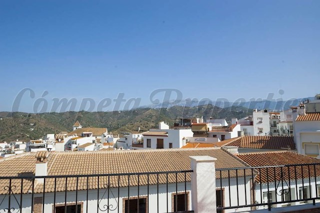 5 soveværelse Byhus til salg i Sayalonga - € 210.000 (Ref: 3485414)