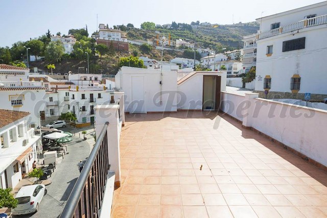 5 soveværelse Byhus til salg i Sayalonga - € 210.000 (Ref: 3485414)