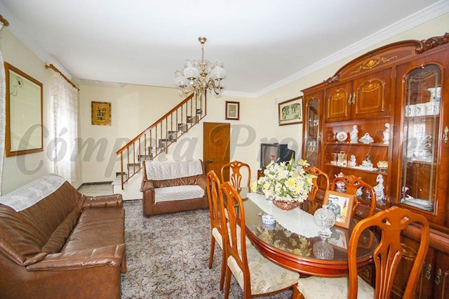 5 soveværelse Byhus til salg i Sayalonga - € 210.000 (Ref: 3485414)