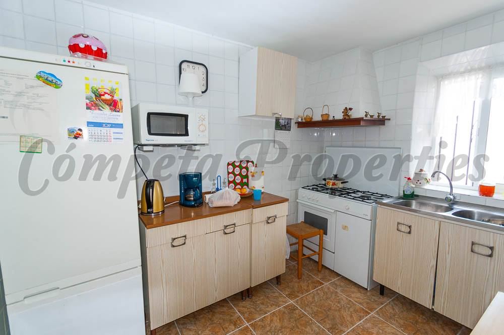 4 slaapkamer Huis te koop in Competa met garage - € 150.000 (Ref: 3555621)