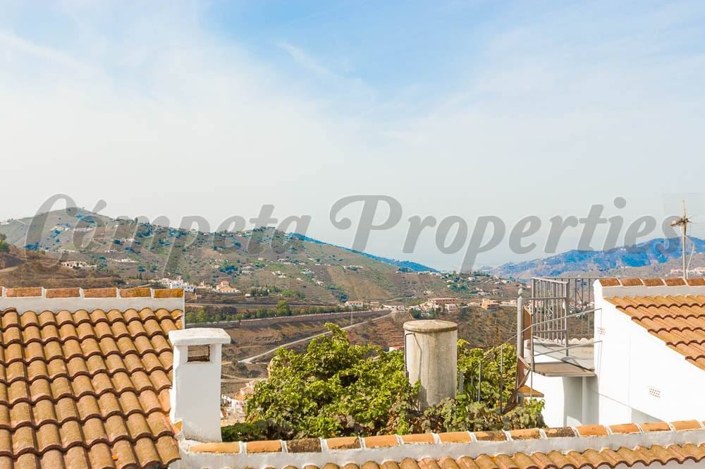 4 slaapkamer Huis te koop in Competa met garage - € 150.000 (Ref: 3555621)