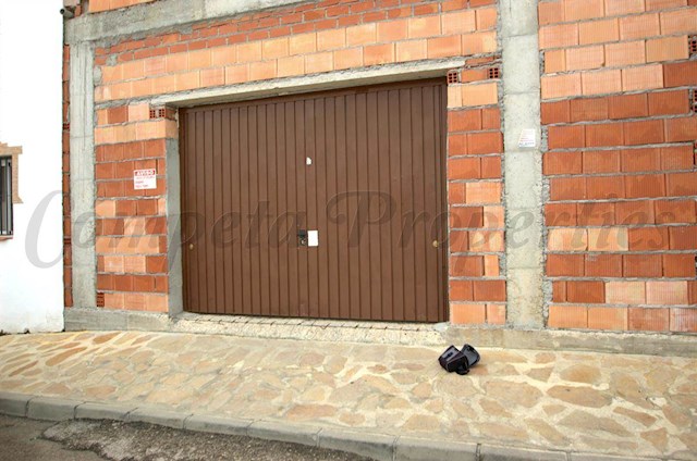 Garage for rent in Canillas de Albaida - € 350 (Ref: 3640994)