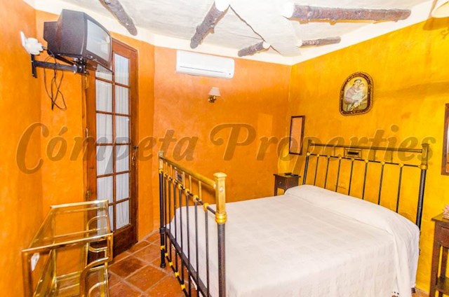 7 slaapkamer Hotel te koop in Archez - € 275.000 (Ref: 3740086)